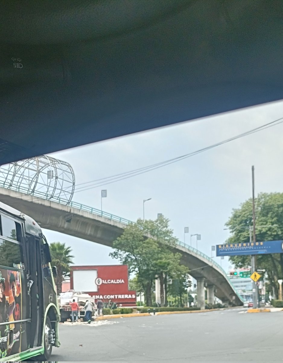 esromeo's tweet photo. @SSC_CDMX @OVIALCDMX @c4jimenez @C5_CDMX @UCS_GCDMX @SSPCMexico 
En glorieta de San jerónimo en magdalena contreras cdmx se le cayó material a una camioneta dañando asfalto y causando tráfico se solicita patrulla https://t.co/bQ7VICXfvV