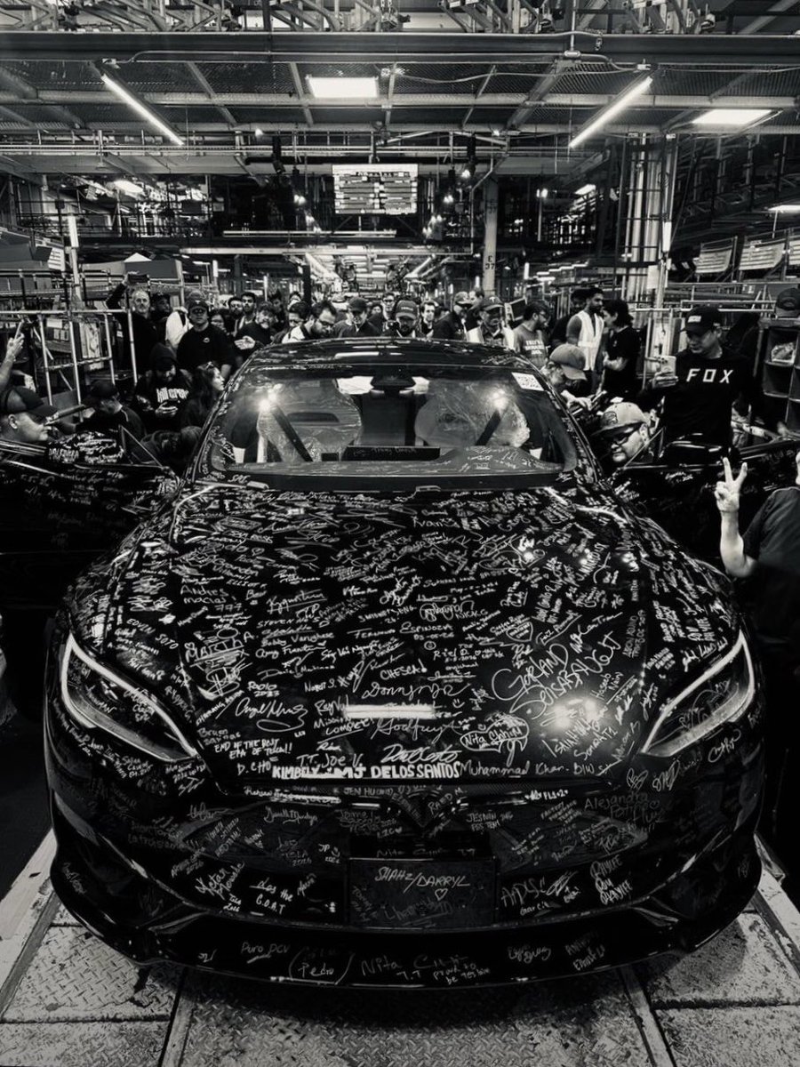 TeslaNewswire's tweet photo. 🔥 The final Tesla Model S has rolled off the production line at the Fremont Factory!

Employees signed the vehicle, turning it into a unique future museum piece. https://t.co/0IB1tTLI31