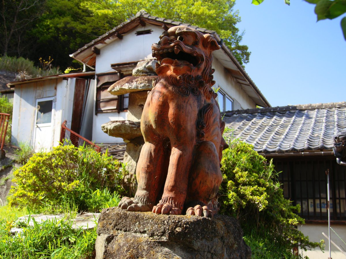 備前市の西片上で見かけた小さなお社。 …に、ある立派な備前焼の狛犬