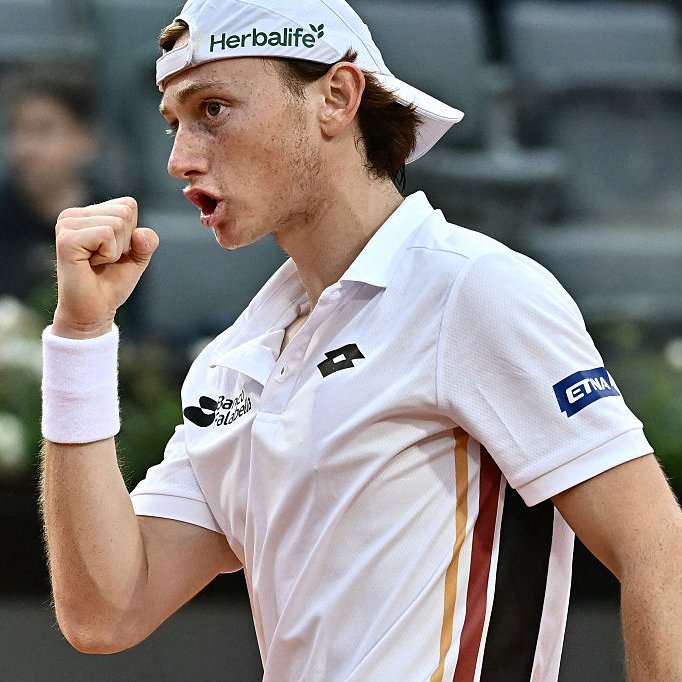 ATPTour_ES's tweet photo. ¡El primero es para 🇵🇪 Buse en 1h10m! 🙌

Ahora lidera 7-6(5) el marcador ante 🇺🇸 Tiafoe en el @InteBNLdItalia 

🗒️: 🇺🇸 Tiafoe tuvo set point en el 5-3 y sacó para el parcial ganando 5-2, 5-4 y 6-5 🤯 https://t.co/RFhWacu1DR