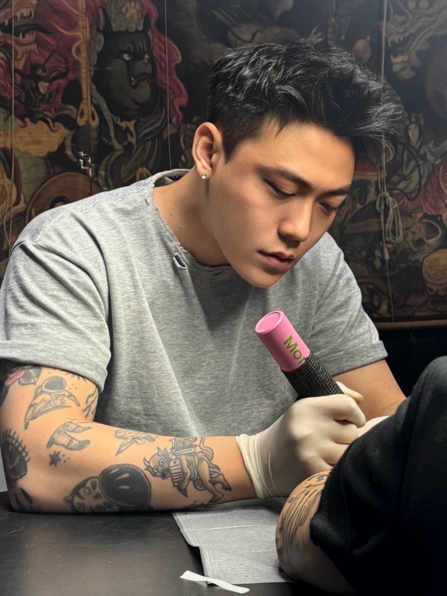 Taek9ung's tweet photo. 一个臭纹身的 https://t.co/dKU7IHIbKM