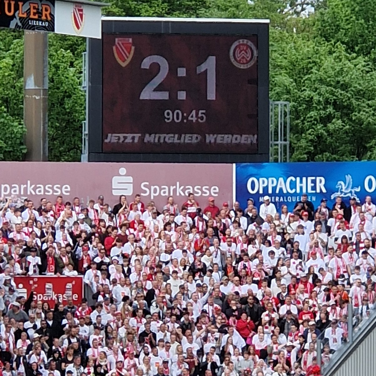 MBJSBrandenburg's tweet photo. Der FC Energie Cottbus ist sportlich und finanziell aufgestellt für die 2. #Bundesliga. In der Halbzeitpause des Heimspiels heute überreichte Sportminister Gordon Hoffmann den Förderscheck zur Modernisierung des Stadions vor 19.666 Zuschauern! @Nur_Energie
https://t.co/erPdCOXx7u https://t.co/cO1XzanlUz