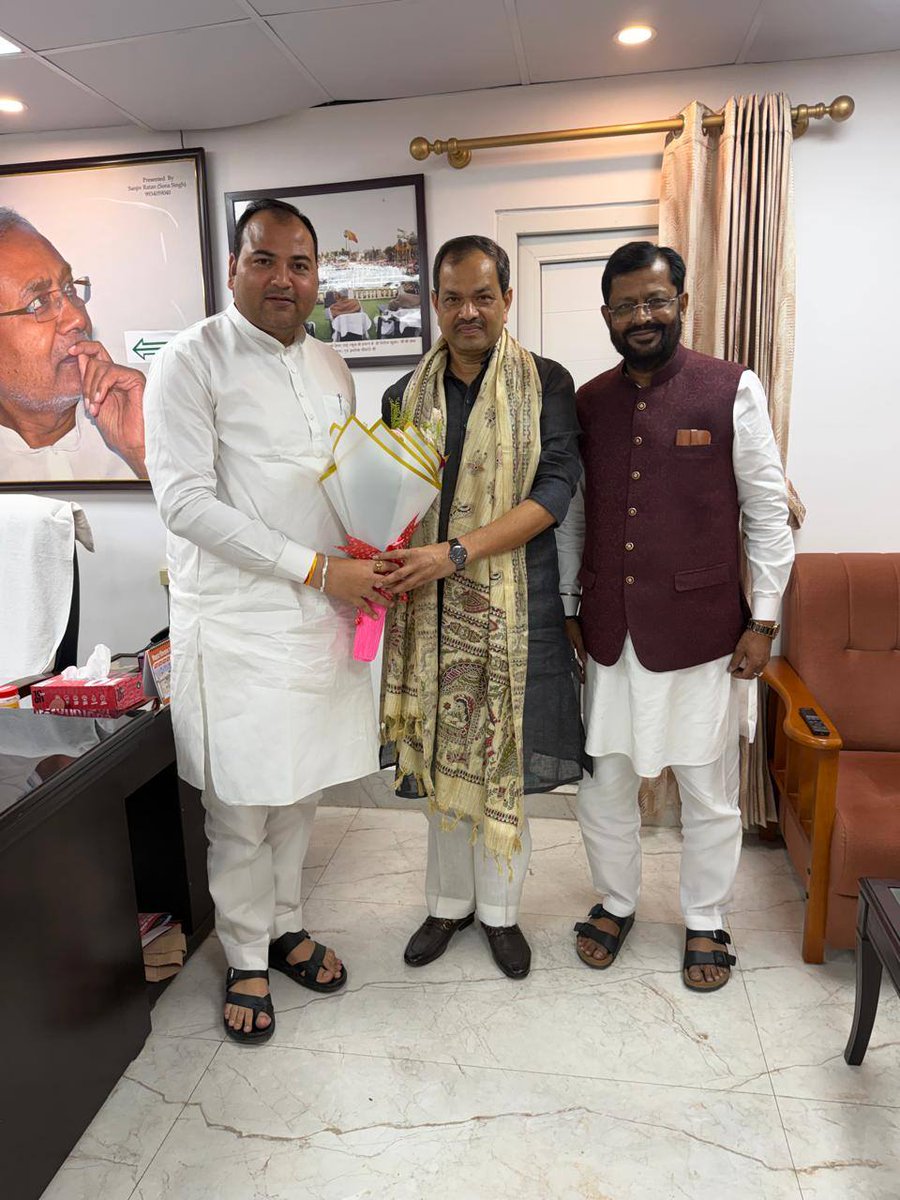 OmPrakashJDU's tweet photo. 💐 माननीय ऊर्जा मंत्री सह गोपालपुर विधायक आदरणीय श्री शैलेश कुमार उर्फ बुलो मंडल जी को नई जिम्मेदारी हेतु हार्दिक बधाई एवं शुभकामनाएँ। 🙏
#ShaileshKumar #BuloMandal #EnergyMinister #Bihar #JDU #शुभकामनाएं https://t.co/xudu1ZE806