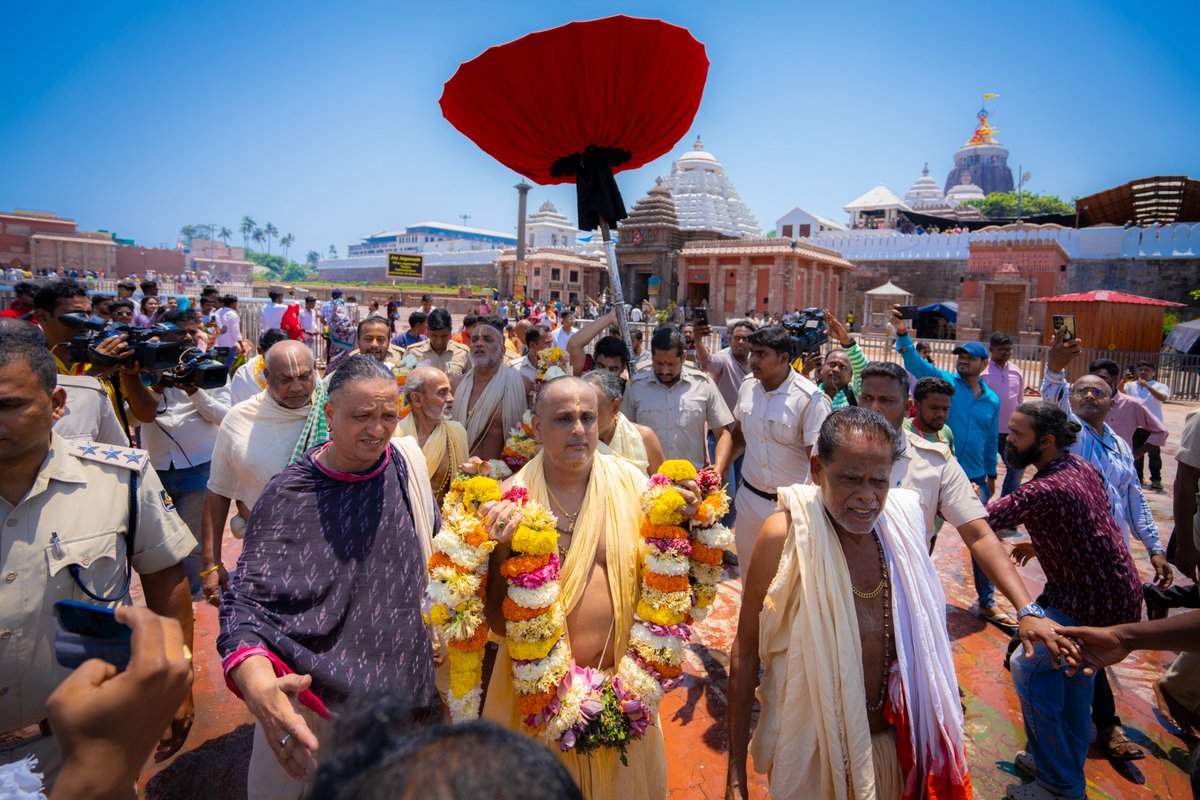 JagannathaDhaam's tweet photo. ପୂର୍ବାହ୍ନରେ ରଥଖଳାକୁ ମହାପ୍ରଭୁଙ୍କ ଆଜ୍ଞାମାଳ ବିଜେ ହୋଇଥିଲା। ରଥ ଚକା ଡେରା ନୀତି ସମ୍ପନ୍ନ ହେବା ସହ ଚକ-ଅଖ ସଂଯୋଗ ହୋଇଥିଲା। https://t.co/HmwNspxsCM