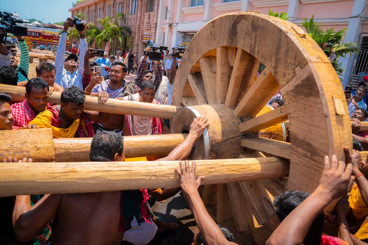 JagannathaDhaam's tweet photo. ପୂର୍ବାହ୍ନରେ ରଥଖଳାକୁ ମହାପ୍ରଭୁଙ୍କ ଆଜ୍ଞାମାଳ ବିଜେ ହୋଇଥିଲା। ରଥ ଚକା ଡେରା ନୀତି ସମ୍ପନ୍ନ ହେବା ସହ ଚକ-ଅଖ ସଂଯୋଗ ହୋଇଥିଲା। https://t.co/HmwNspxsCM