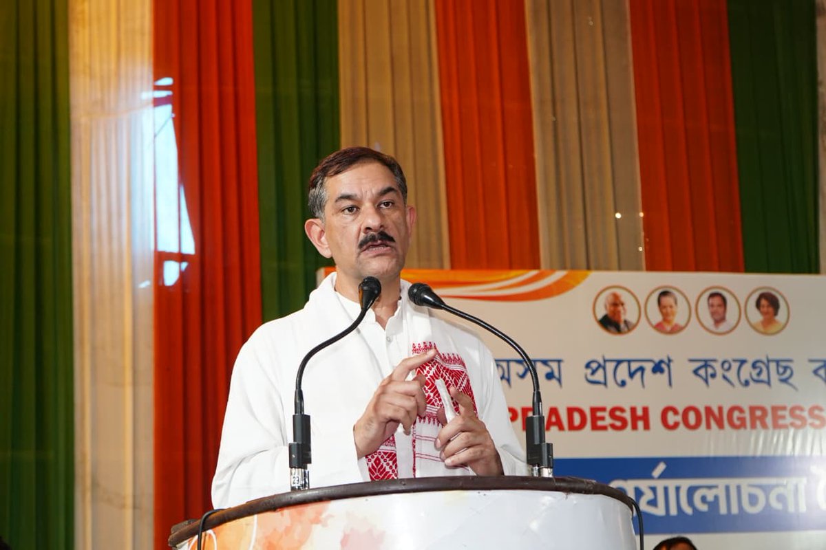 JitendraSAlwar's tweet photo. करीब साढ़े पाँच वर्षों तक असम कांग्रेस परिवार के साथ AICC Incharge के रूप में काम करना मेरे सार्वजनिक जीवन के सबसे भावनात्मक और यादगार अध्यायों में से एक रहेगा। इस दौरान असम क��� जनता, वहाँ की माता-बहनों, ऊर्जावान युवाओं, कांग्रेस कार्यकर्ताओं और नेताओं ने जो प्रेम, सम्मान और अपनापन दिया, उसने मुझे हमेशा परिवार जैसा एहसास कराया।

आज दिसपुर में असम कांग्रेस के सभी पदाधिकारियों, असेंबली चुनाव में हमारे candidates के साथ मीटिंग कर election results का विश्लेषण किया।
इस चुनाव में परिणाम हमारे अनुकूल नहीं आए। BJP ने विभाजन और ध्रुवीकरण की राजनीति पर चुनाव लड़ा। मनमाना परिसीमन, सरकारी मश��नरी के misuse जैसे कई मुद्दे रहे।
लेकिन लोकतंत्र में जनता का जनादेश सर्वोपरि होता है और हम उसे पूरी विनम्रता से स्वीकार करते हैं।

मेरी कामना है कि असम की जनता को एक स्वच्छ, पारदर्शी और गैर-भ्रष्ट सरकार मिले, जो हर जाति, समुदाय और वर्ग को साथ लेकर राज���य के विकास के लिए काम करे।

मैं कांग्रेस के सभी उम्मीदवारों, वरिष्ठ नेताओं और कार्यकर्ताओं से कहना चाहता हूँ कि हमें निराश नहीं होना है। जिन लाखों लोगों ने Congress पर विश्वास जताया है, उनके प्रति हमारी जवाबदेही अब और भी बढ़ जाती है। यही समय है कि हम फिर से बूथ स्तर तक जाएँ, जनता के बीच जाएँ, अपने संगठन को और मजबूत करें और अगले चुनाव की तैयारी आज से ही शुरू करें।
आज़ादी के आंदोलन से लेकर हर दौर में, संघर्ष और निरंतर मेहनत ही कांग्रेस की सबसे बड़ी ताकत रही है।

मैंने प्रदेश कांग्रेस अध्यक्ष श्री गौरव गोगोई से भी आग्रह किया है कि कांग्रेस के सभी उम्मीदवार और वरिष्ठ नेता संपूर्ण असम के मंडलों और बूथों तक जाकर जमीनी कार्यकर्ताओं का आभार व्यक्त करें।
चुनाव सिर्फ परिणाम का नाम नहीं होता, बल्कि उन हजारों कार्यकर्ताओं के समर्पण और मेहनत का सम्मान भी होता है, जिन्होंने दिन-रात पार्टी के लिए काम किया।

आज इस विदाई के क्षण में, मैं APCC अध्यक्ष @GauravGogoiAsm जी, सांसद श्री @rakibul_inc जी, @DsaikiaOfficial जी, @ripunbora जी, सभी कार्यकारी अध्यक्षों, PAC सदस्यों, DCC अध्यक्षों, APCC पदाधिकारियों और कांग्रेस के सभी प्रत्याशियों एवं कार्यकर्ताओं का हृदय से धन्यवाद करता हूँ। मैं असम की सम्मानित जनता को धन्यवाद देता हूँ।

Assam और असम कांग्रेस हमेशा मेरे दिल में एक विशेष स्थान रखेंगे। यहाँ से मैं सिर्फ यादें नहीं, बल्कि रिश्ते और अपनापन लेकर जा रहा हूँ। कांग्रेस के लिए मेरा समर्पण और संकल्प सदैव मजबूत रहेगा, क्योंकि कांग्रेस सिर्फ एक राजनीतिक दल नहीं, बल्कि विचार और लोगों को जोड़ने की ताकत है।
। जय हिंद - जय असम ।
@INCIndia @INCAssam