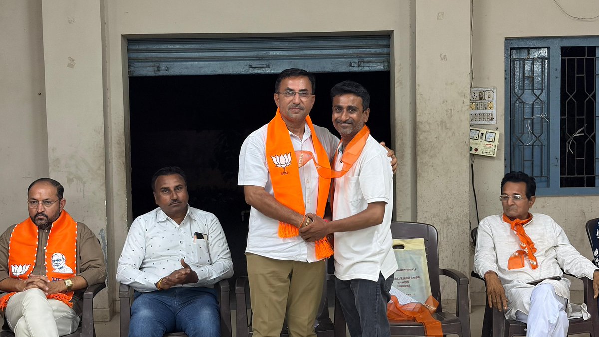_NLgohil's tweet photo. આજરોજ કરચલીયા પરા વોર્ડ ખાતે આગામી કાર્યક્રમ "શ્રી સોમનાથ અમૃત મહોત્સવ" અંતર્ગત વ્યવસ્થા અને આયોજન ની બેઠક મળેલ જેમાં  કાર્યક્રમના સહ સંયોજક વિજયભાઈ મકવાણા, ભાવેશભાઈ વોરા, શહેર સંગઠનના હોદ્દેદાર શ્રીઓ,વોર્ડ પ્રમુખ સાથે કાર્યકર્તાઓ ઉપસ્થિત રહેલ https://t.co/tDy7TqRvqA