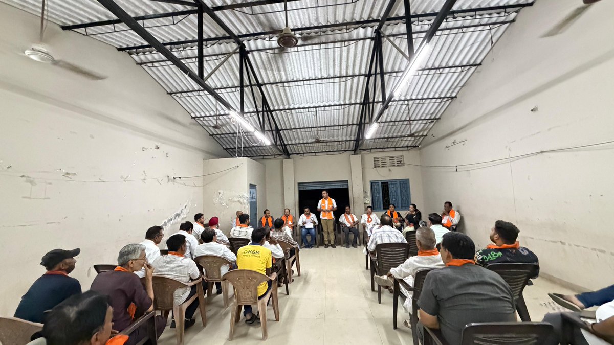 _NLgohil's tweet photo. આજરોજ કરચલીયા પરા વોર્ડ ખાતે આગામી કાર્યક્રમ "શ્રી સોમનાથ અમૃત મહોત્સવ" અંતર્ગત વ્યવસ્થા અને આયોજન ની બેઠક મળેલ જેમાં  કાર્યક્રમના સહ સંયોજક વિજયભાઈ મકવાણા, ભાવેશભાઈ વોરા, શહેર સંગઠનના હોદ્દેદાર શ્રીઓ,વોર્ડ પ્રમુખ સાથે કાર્યકર્તાઓ ઉપસ્થિત રહેલ https://t.co/tDy7TqRvqA