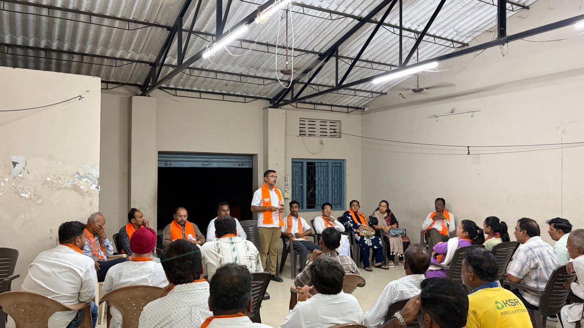 _NLgohil's tweet photo. આજરોજ કરચલીયા પરા વોર્ડ ખાતે આગામી કાર્યક્રમ "શ્રી સોમનાથ અમૃત મહોત્સવ" અંતર્ગત વ્યવસ્થા અને આયોજન ની બેઠક મળેલ જેમાં  કાર્યક્રમના સહ સંયોજક વિજયભાઈ મકવાણા, ભાવેશભાઈ વોરા, શહેર સંગઠનના હોદ્દેદાર શ્રીઓ,વોર્ડ પ્રમુખ સાથે કાર્યકર્તાઓ ઉપસ્થિત રહેલ https://t.co/tDy7TqRvqA