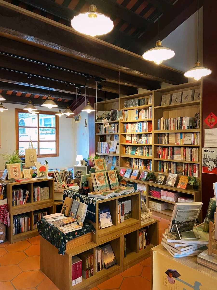 FrostRush_'s tweet photo. 台北では、食べたり飲んだりするだけじゃなくて、書店も巡らなきゃ📕 https://t.co/mcEtouYxkH