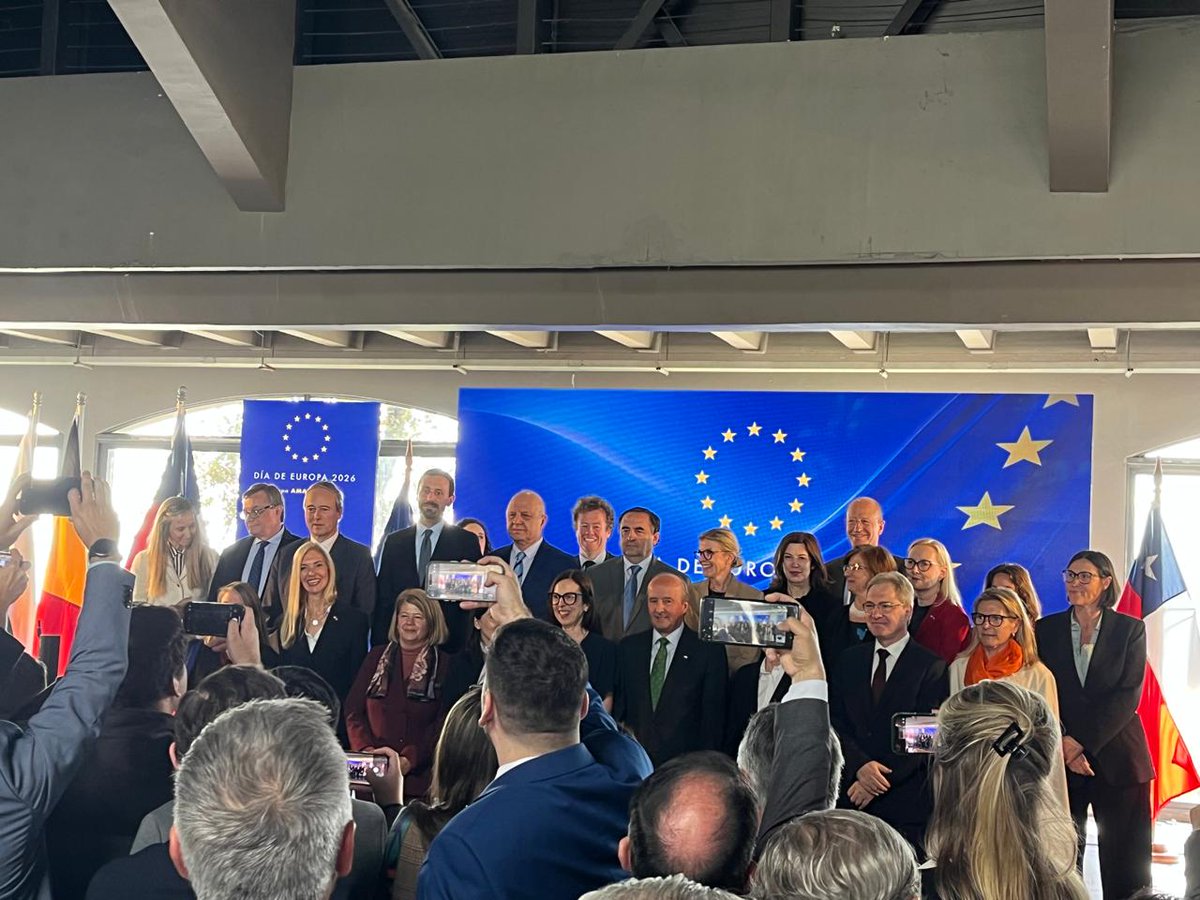 arojas_inter's tweet photo. Muchas gracias a @UEenChile por la invitación al equipo del @ObsInterUFT a celebrar un nuevo Día de Europa. Una fecha de gran importancia que nos recuerda que la UE es un socio y aliado democrático y confiable en medio de un mundo cada vez más convulsionado. ¡Feliz 9 de mayo! https://t.co/Avdwo0PtWJ
