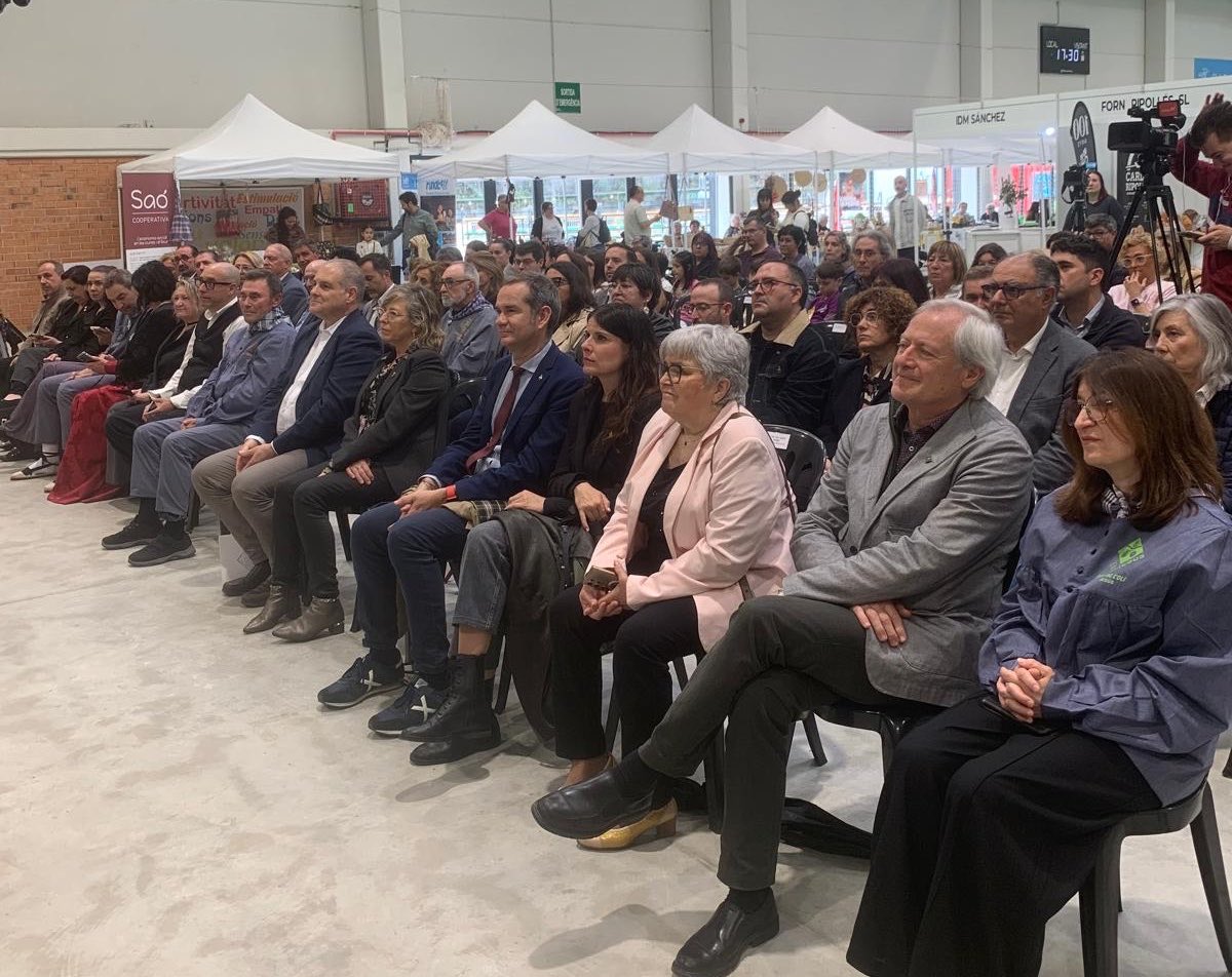 mncsls's tweet photo. Trenta-una edicions de la Fira de l'Oli de les Terres de l'Ebre a Jesús, el meu poble, que enguany ha inaugurat el president de l'Agrupació d'EMD de Catalunya: Juanjo Cortés.

Un any més posem en valor la nostra pagesia i el nostre or líquid, de gran qualitat.

Orgull jesusenc! Orgull ebrenc.