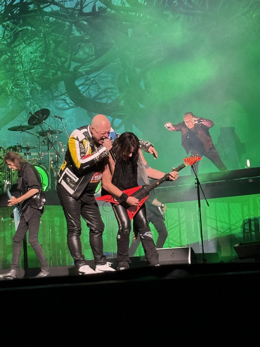 Cptn_CalicoJack's tweet photo. 40 years!! There’s so many things happened to this band but I still can’t stop loving them 😁
Thank you @helloweenorg for such a wonderful night with you.
See you tomorrow🤘 https://t.co/LnCrtUgyQ7