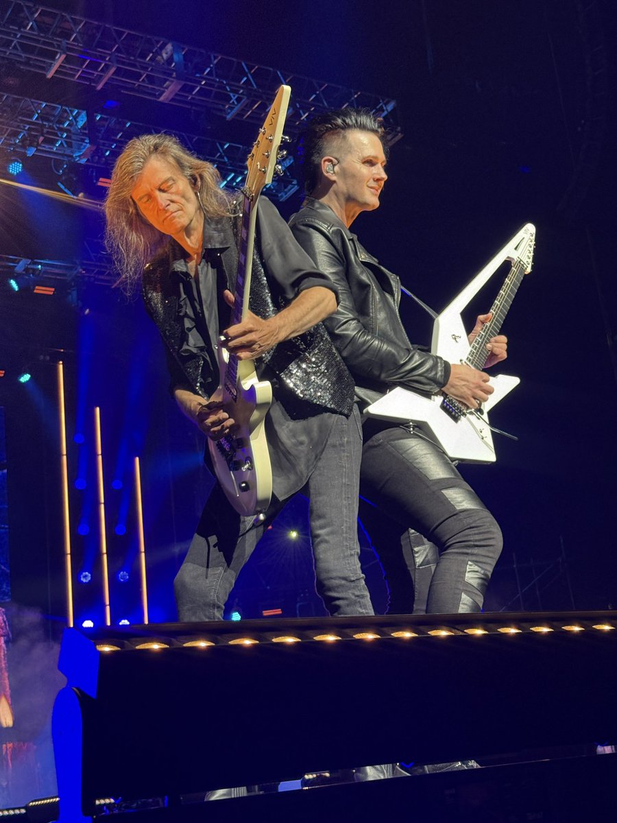 Cptn_CalicoJack's tweet photo. 40 years!! There’s so many things happened to this band but I still can’t stop loving them 😁
Thank you @helloweenorg for such a wonderful night with you.
See you tomorrow🤘 https://t.co/LnCrtUgyQ7