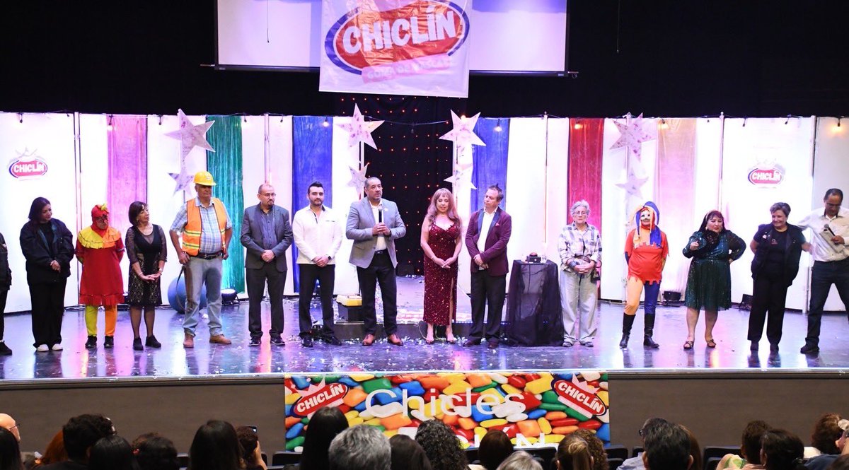 UJED_Oficial's tweet photo. #IdentidadUJED El rector #UJED, Ramón García, acompañado del secretario general del #SPAUJED, Marko González Preza, presenció la obra de teatro “¿Quiere usted concursar?”, donde reconoció el trabajo cultural que realiza la Compañía de Teatro Arlequín, de la Casa del Jubilado. https://t.co/cYRFR2M5dd