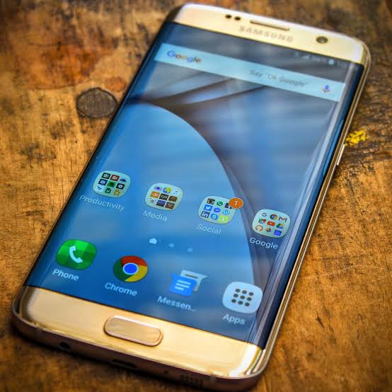 Malukussaify's tweet photo. The best phone design ever made by Samsung. https://t.co/qpyvA3wjKi