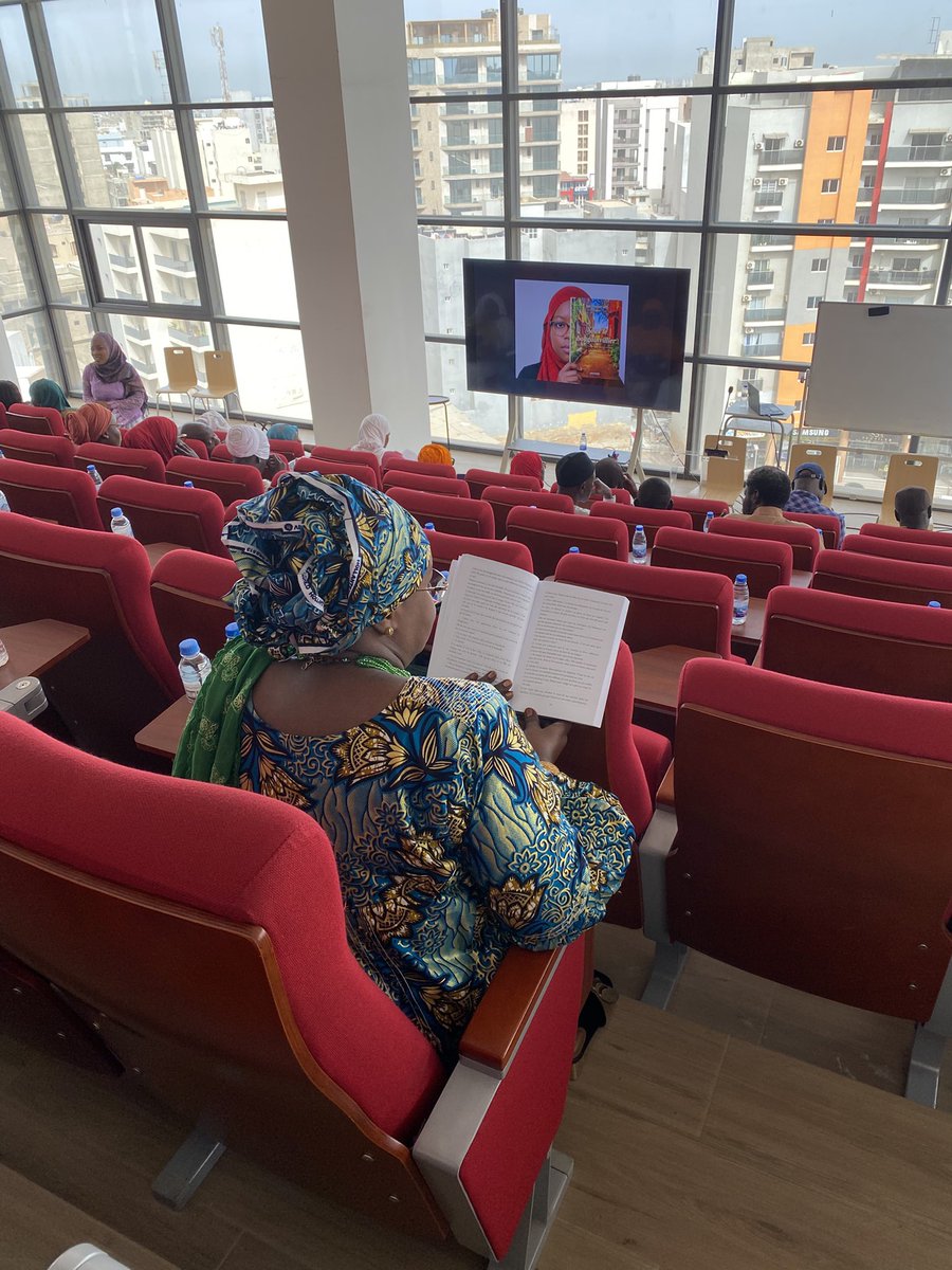 Angegvby's tweet photo. Présent au lancement du livre « Sous le bougainvillier » de @thiongane_gaye. Une plume précoce et incisive qui démasque les silences et les injustices derrière les apparences. Elle nous rappelle que la beauté ne doit plus servir de décor à l'impunité.
Merci à @kaggu_librairie 👌🏾 https://t.co/0fjo9nya7d