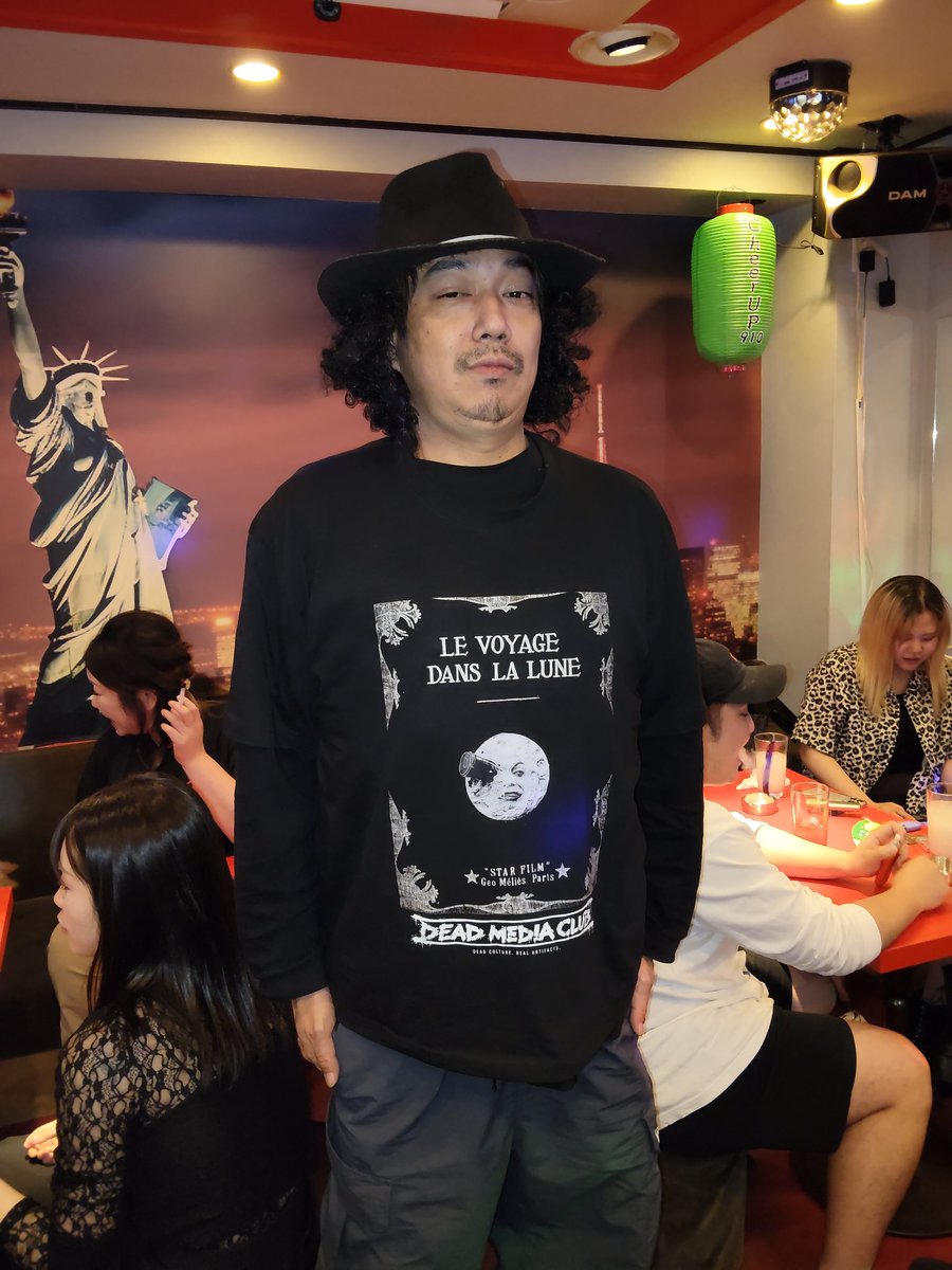 lunasism69's tweet photo. 910-パブ- 工藤さんに 「月世界旅行」を着ていただきました。

こういう空気の中で着られてると、 映画Tシャツというよりカルチャーそのものって感じがします。

Instagramアカウント
@newtype_910 @cheerup0910

DEAD MEDIA CLUB https://t.co/YkGvjkC4JD