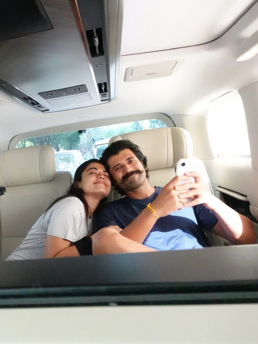 SKMedia_PR's tweet photo. #Rashmika just dropped the most precious moments with her favorite human, #VijayDeverakonda.💞😍

#HBDVijayDeverakonda #VIROSH https://t.co/m7yZ7RLQbn