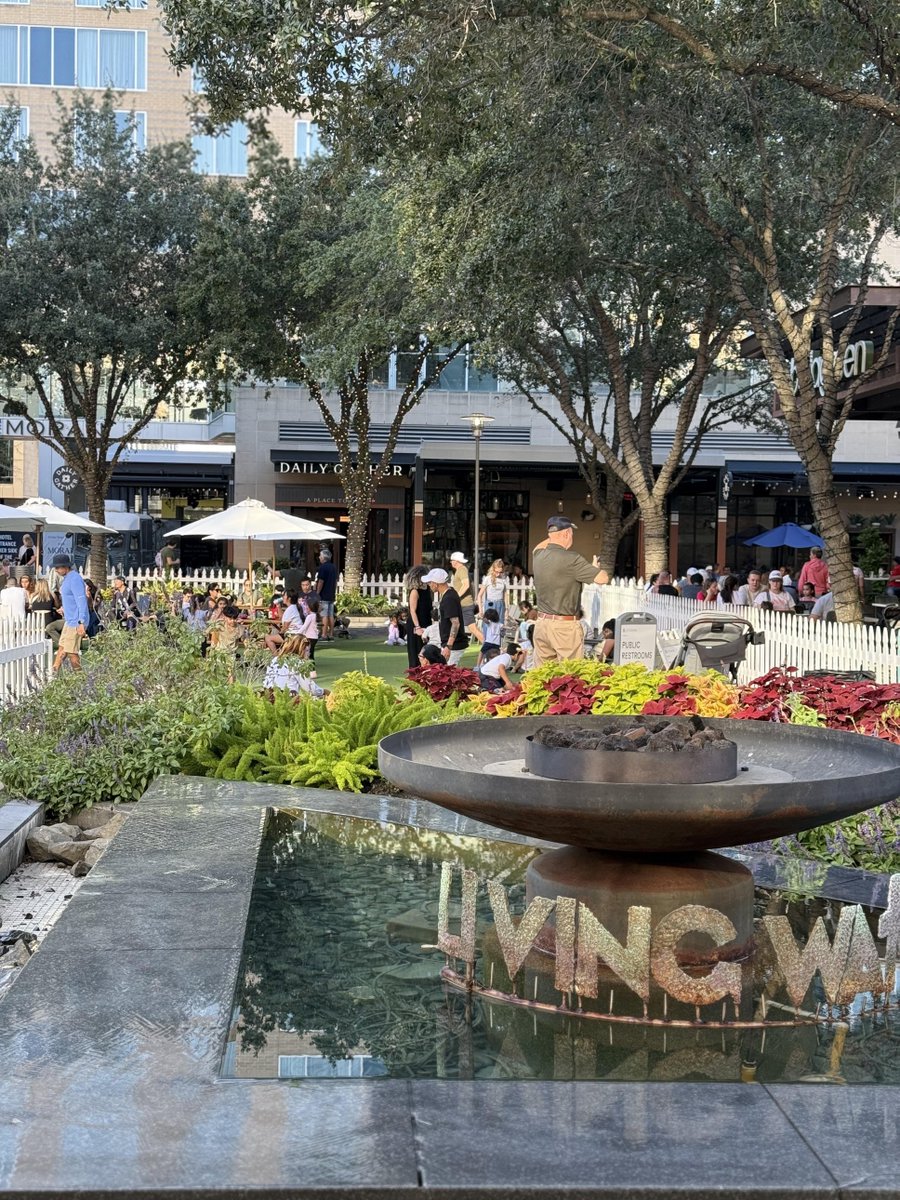Edithq402's tweet photo. Houston is crowded and gentle today. With Mother's Day approaching, the streets are filled with people choosing gifts. It turns out that the warmest holidays are never quiet, but rather filled with the flow of love. https://t.co/rI3xj2QTUc
