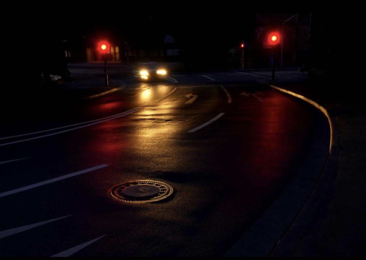 Ayer hice Buceo - Carrasco por rambla, 1:30 AM, lluvia, frío, tránsito casi inexistente.

Fui a 60 km/h clavados todo el trayecto (Control de velocidad).

Me frenaron TODOS los semáforos en rojo hasta Arocena. Todos. Salvo 2 o 3 que estaban en amarillo intermitente, vaya uno a