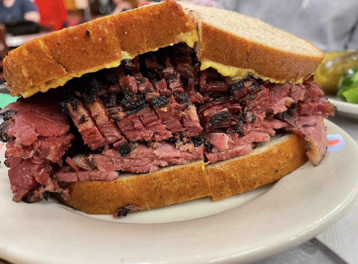 cemxls's tweet photo. @S4YUMI İlk fotoğraf Abd’deki katz pastrami sandviç, 28Usd=1200 TL,
ikinci foto istanbul bostancı’da bir sandviççinin pastrami sandviç, 600 TL. Abd deki yaklaşık 350-400 gr, istanbuldaki max 60-70 gr… Trde yediğimiz kazığın haddi hesabı yok gerçekten https://t.co/F2truI9Jvh