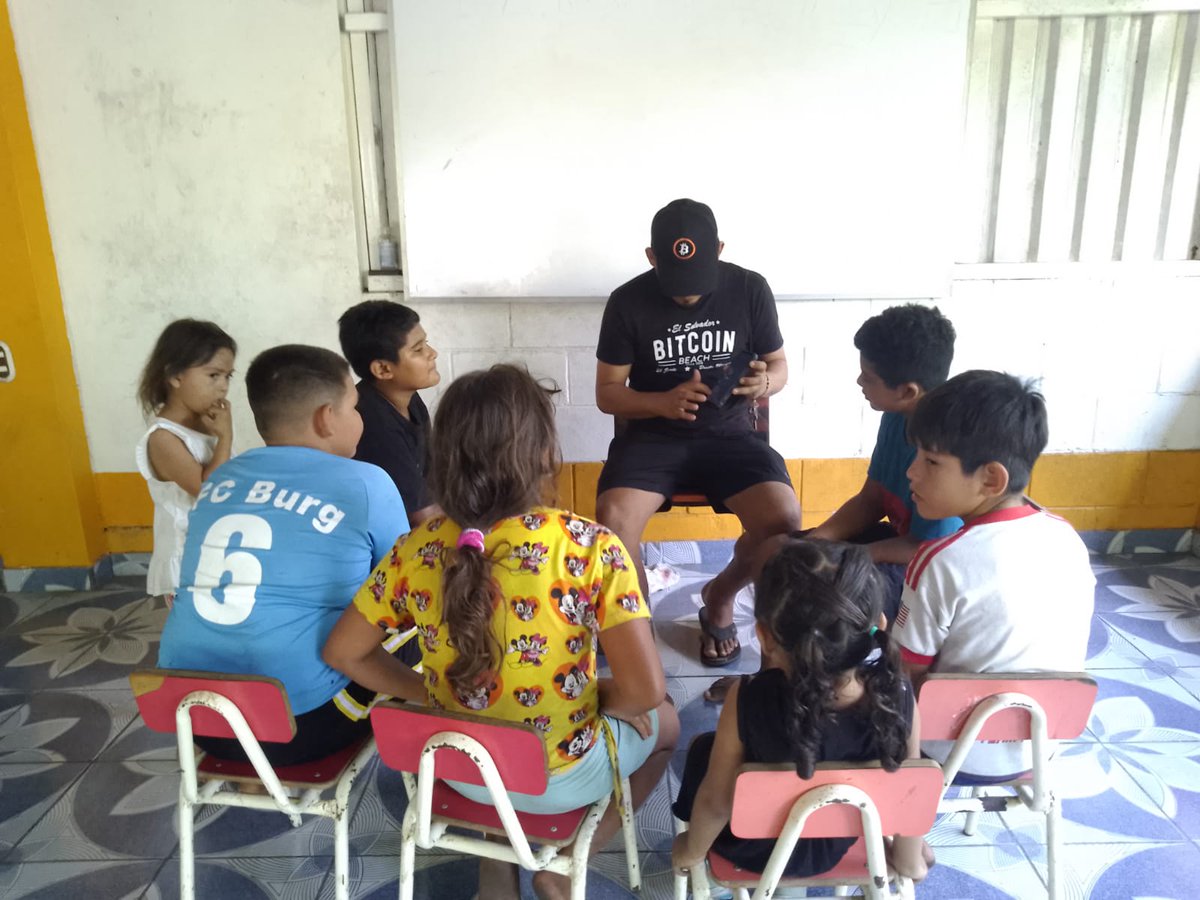 Bitcoinpirraya's tweet photo. Esta mañana en Isla La Pirraya, los niños prepararon un pequeño detalle para sus lindas mamás por el Día de las Madres 💐
Entre sonrisas, aprendizaje y momentos especiales juntos, compartimos una mañana llena de alegría que quedará en el corazón de todos 🌊🤙 https://t.co/ovdpY5jytf