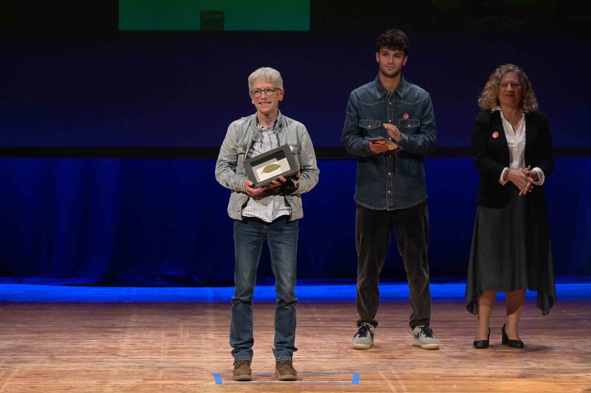 PremGalaLibro's tweet photo. 👏 Premio á obra traducida:
A máis recóndita memoria dos homes, de Mohamed Mbougar Sarr. Traducida por María Alonso Seisdedos. Aira Editorial https://t.co/ENprUOa3SW