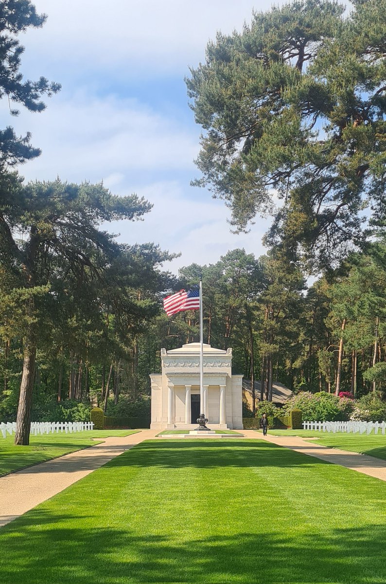 groenbar's tweet photo. Brookwood American Cemetery in UK is final resting place to 468 Americans who gave their lives in World War I in UK-area. In the Chapel names of 564 missing due to battles at sea. 
Still impressive seeing their young ages. 
#WW1 #MilitaryCemetery #war #US #UK @usabmc #USarmy https://t.co/tfkm1BWSFV