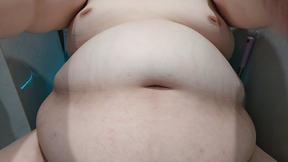 InflatorRookie's tweet photo. Hi...*hic*...I chugged 6 beers and got so drunk and bloated. Anyway I had no idea ending up falling down in the bathroom so I took the photos...damn it I don't care. I am fat, whatever. https://t.co/RKKlKKfBGm