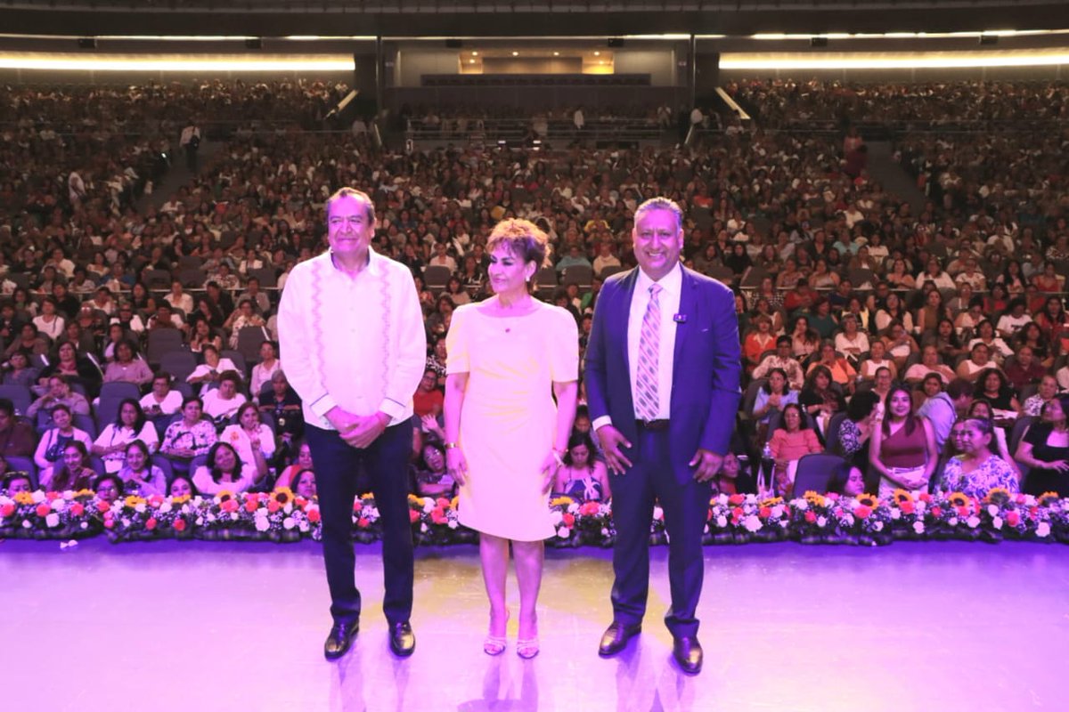 ComSnte51's tweet photo. Ser mamá y maestra es formar desde el corazón y transformar el futuro todos los días. 🧡Festejamos a más de 10 mil madres trabajadoras de la educación que, con amor, paciencia y entrega, construyen desde el aula y el hogar un mundo mejor para nuestras niñas, niños y adolescentes. https://t.co/9f79yACrTc