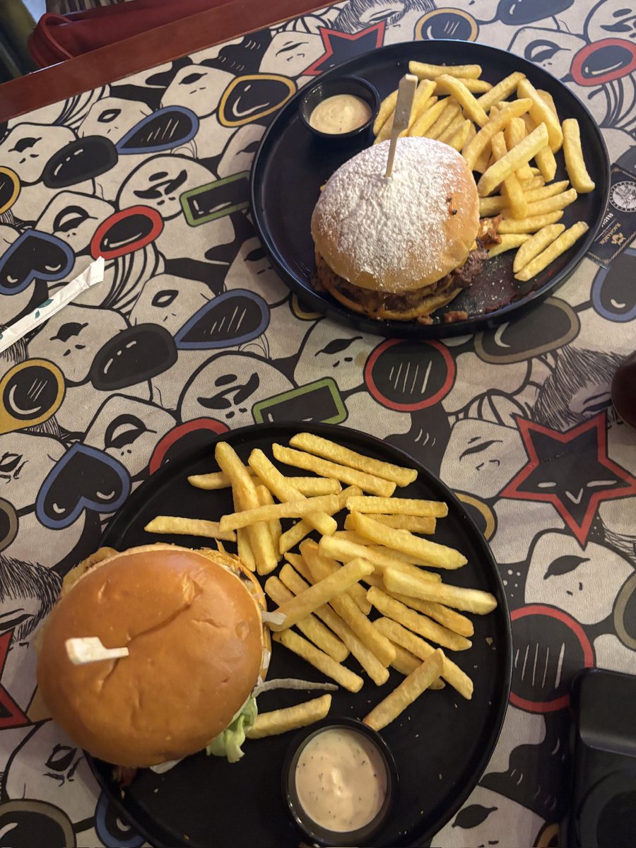 skhunt92's tweet photo. ya pero han probado las MEJORES hamburguesas de Quito? https://t.co/RvwTssH9jM