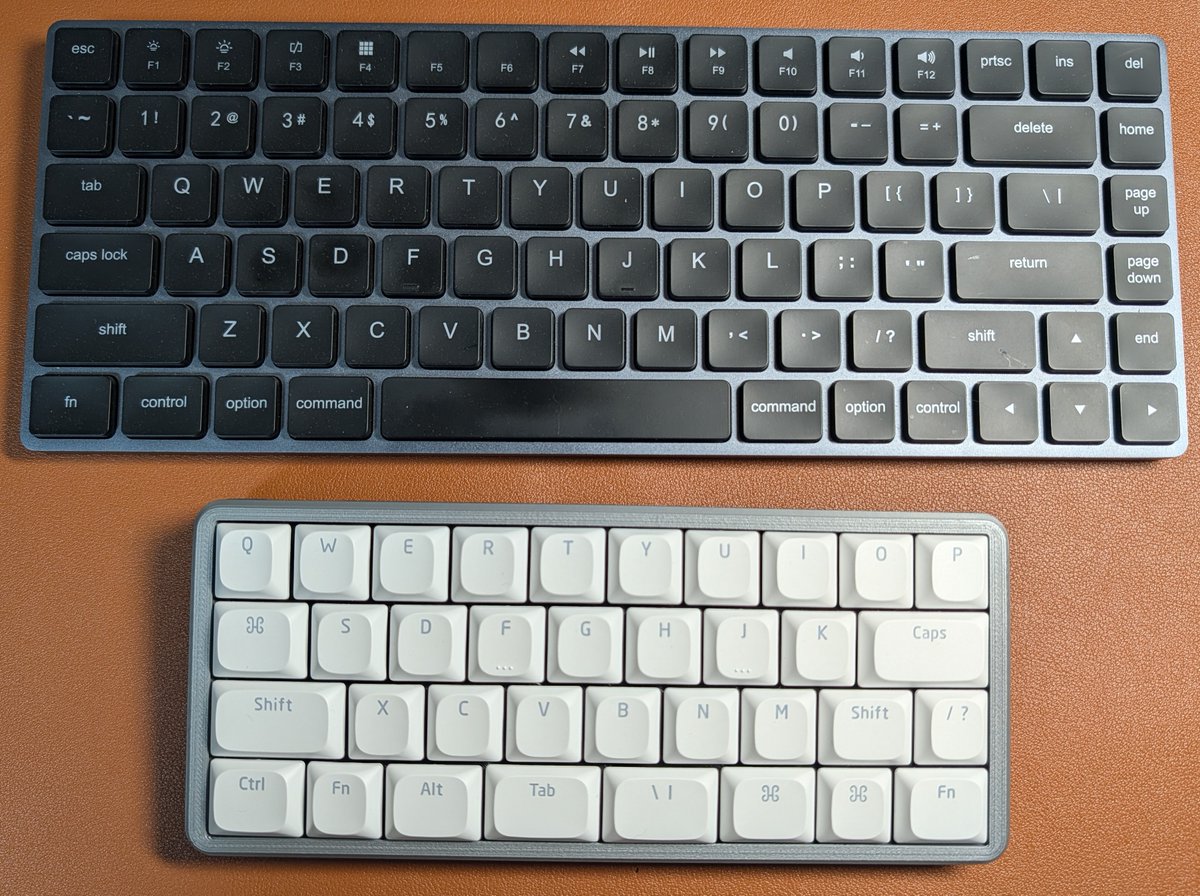 Moge313101's tweet photo. 連休中は36キーの小さなキーボードを作っていました。

上が通常のキーボードですが、ここまでキーを削ってしまうと慣れるまでまともに文が打てなくて脳トレ状態になってしまっております。
チャットで誤爆が増えるかもしれませんが、あまり気にしないでくださいｗ https://t.co/AqNBmSTrRW