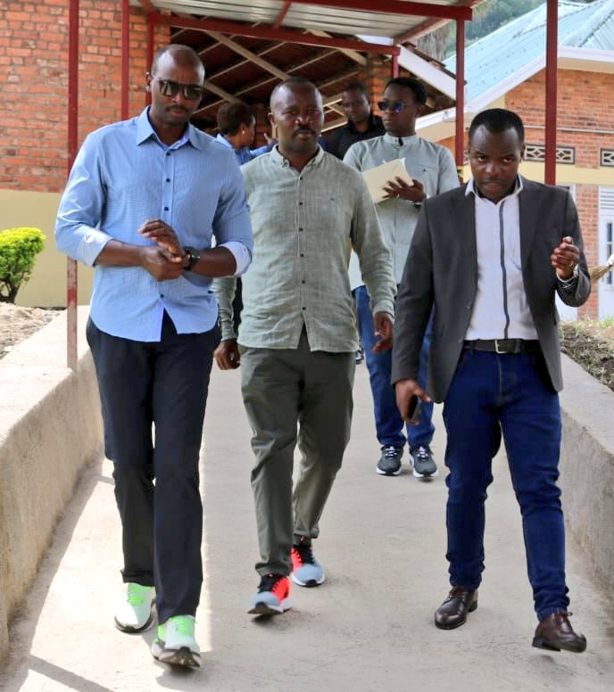 HospitalGisenyi's tweet photo. Muri uru ruzinduko,  Minisitiri w'Ubuzima  yakiriwe  na @promulindwa, Umuyobozi w'Akarere ka @RubavuDistrict n'Ubuyobozi bw'Ibitaro bya Gisenyi, bishimiye cyane inama bahawe ku bikorwa bitandukanye biri gukorwa,   bigamije gukomeza kunoza serivisi z'ubuvuzi zihabwa abaturage. https://t.co/5iYZ0dh9M5
