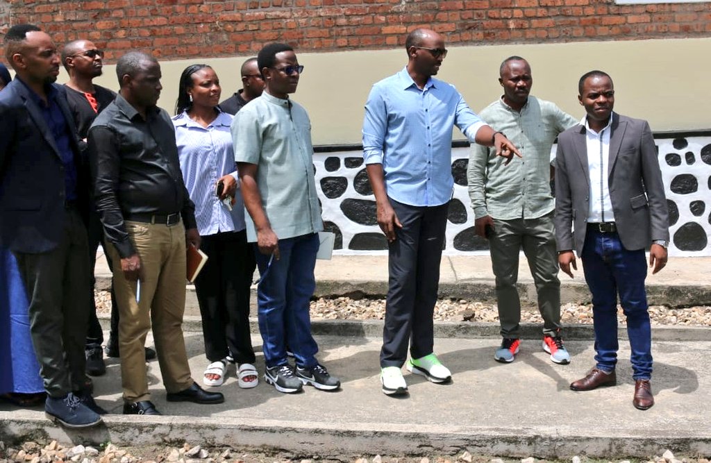 HospitalGisenyi's tweet photo. Muri uru ruzinduko,  Minisitiri w'Ubuzima  yakiriwe  na @promulindwa, Umuyobozi w'Akarere ka @RubavuDistrict n'Ubuyobozi bw'Ibitaro bya Gisenyi, bishimiye cyane inama bahawe ku bikorwa bitandukanye biri gukorwa,   bigamije gukomeza kunoza serivisi z'ubuvuzi zihabwa abaturage. https://t.co/5iYZ0dh9M5