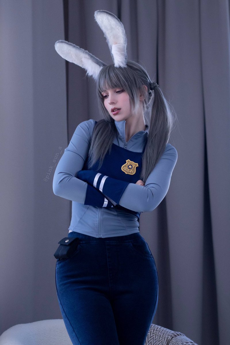pink_sun_a's tweet photo. Your documents are in order. But your heart isn't. We'll have to draw up a report.🐰📋

#JudyHopps https://t.co/QpZazXRkaV