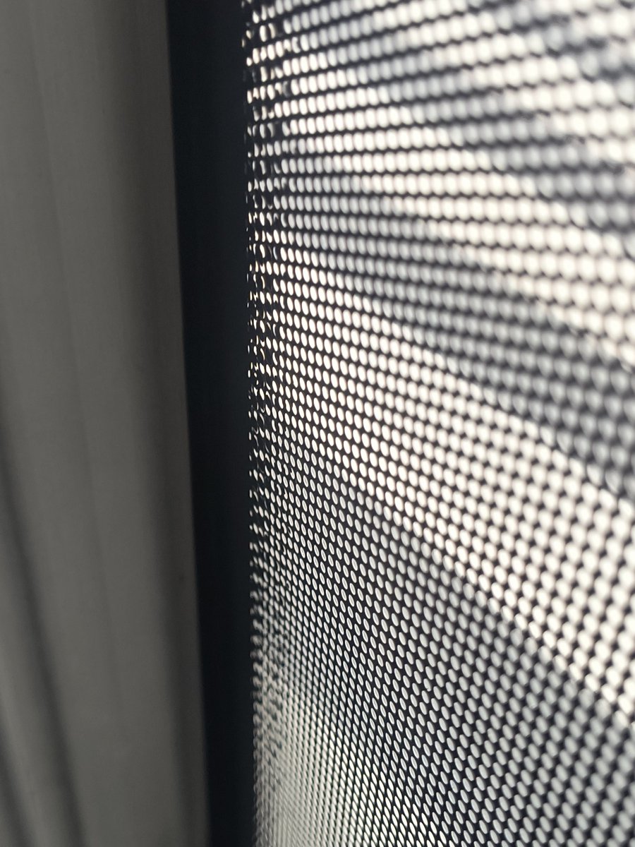 Con lo mucho que me gusta sentarme del lado de la ventana en el colectivo y romantizar la vida escuchando música y ponen esos círculos de ploteo en la ventana para sacarte lo único que bueno que tiene el transporte público
