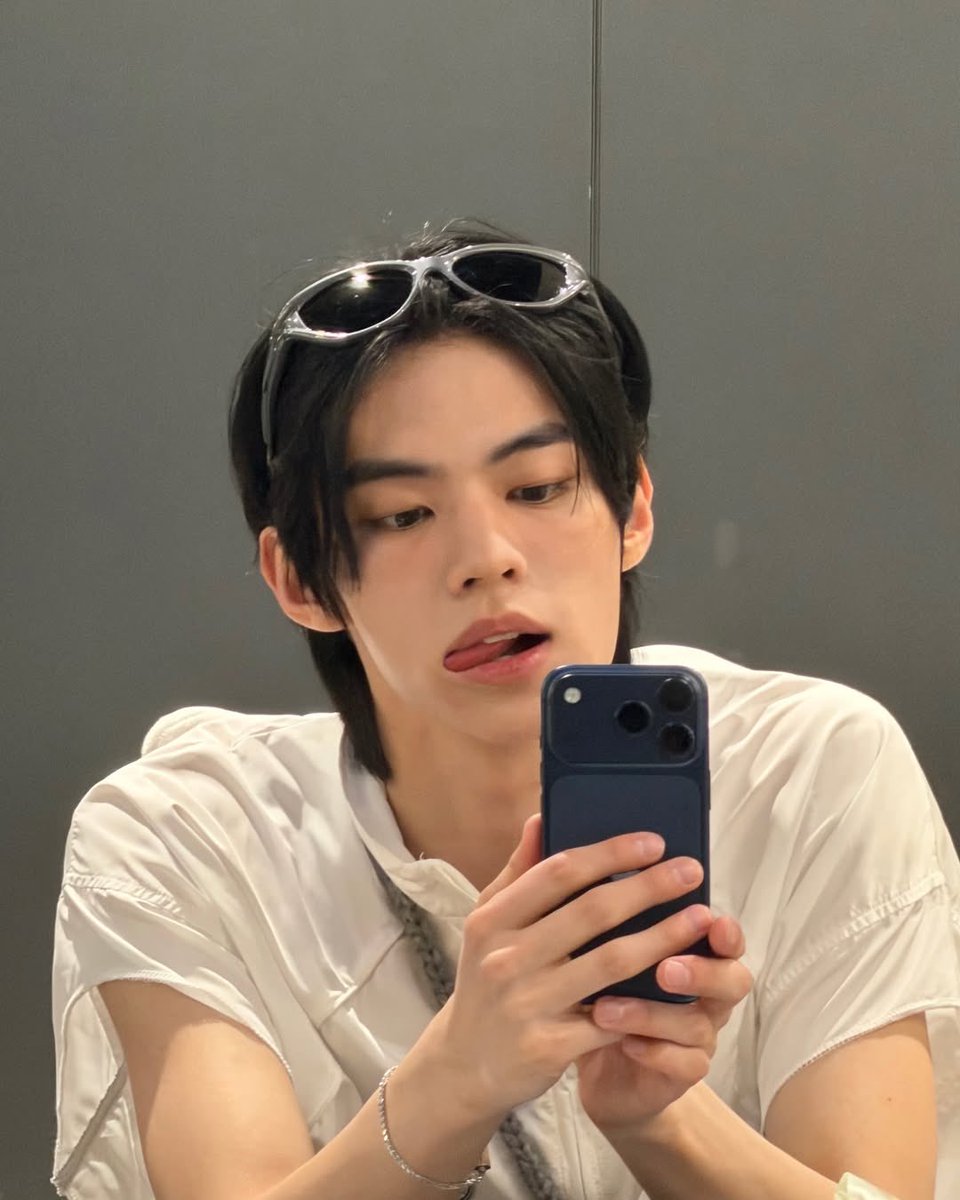 Dohoog's tweet photo. There is something about a mirror selfie that just hits different. Every time I stand in front of it and click that shot, I feel a little more confident, a little more powerful, and a whole lot more comfortable in my own skin. https://t.co/fsOEJcAPGI