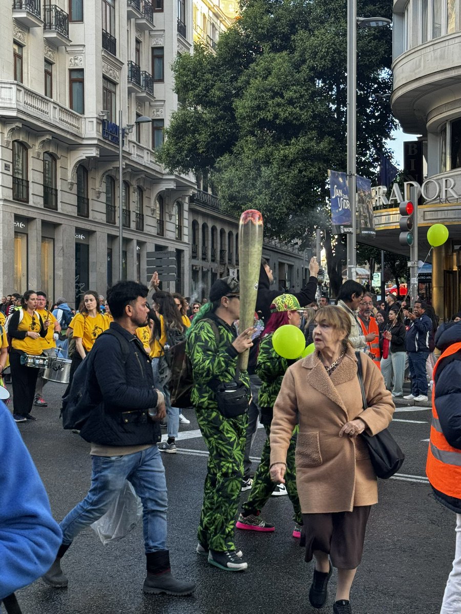 ElInformadorVE's tweet photo. La Marcha Mundial de la #Marihuana 2026 en la Gran Vía de Madrid https://t.co/Bwyp7qDC5u