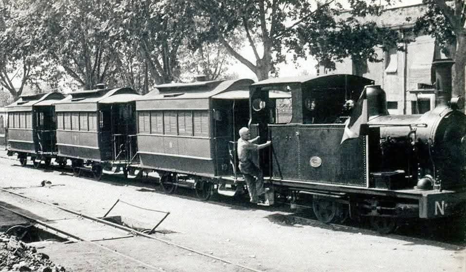 efemarq's tweet photo. Uns anys abans de ser envestit per un tramvia a Barcelona, Gaudí defensava l'encant del Tren Econòmic de Reus, el "Carrilet", davant les crítiques que deien que els vagons semblaven capses de llumins. Gaudí replicava:

"I bé, què us penseu que és poc bonica una capsa de llumins?" https://t.co/XFIPWabrNZ