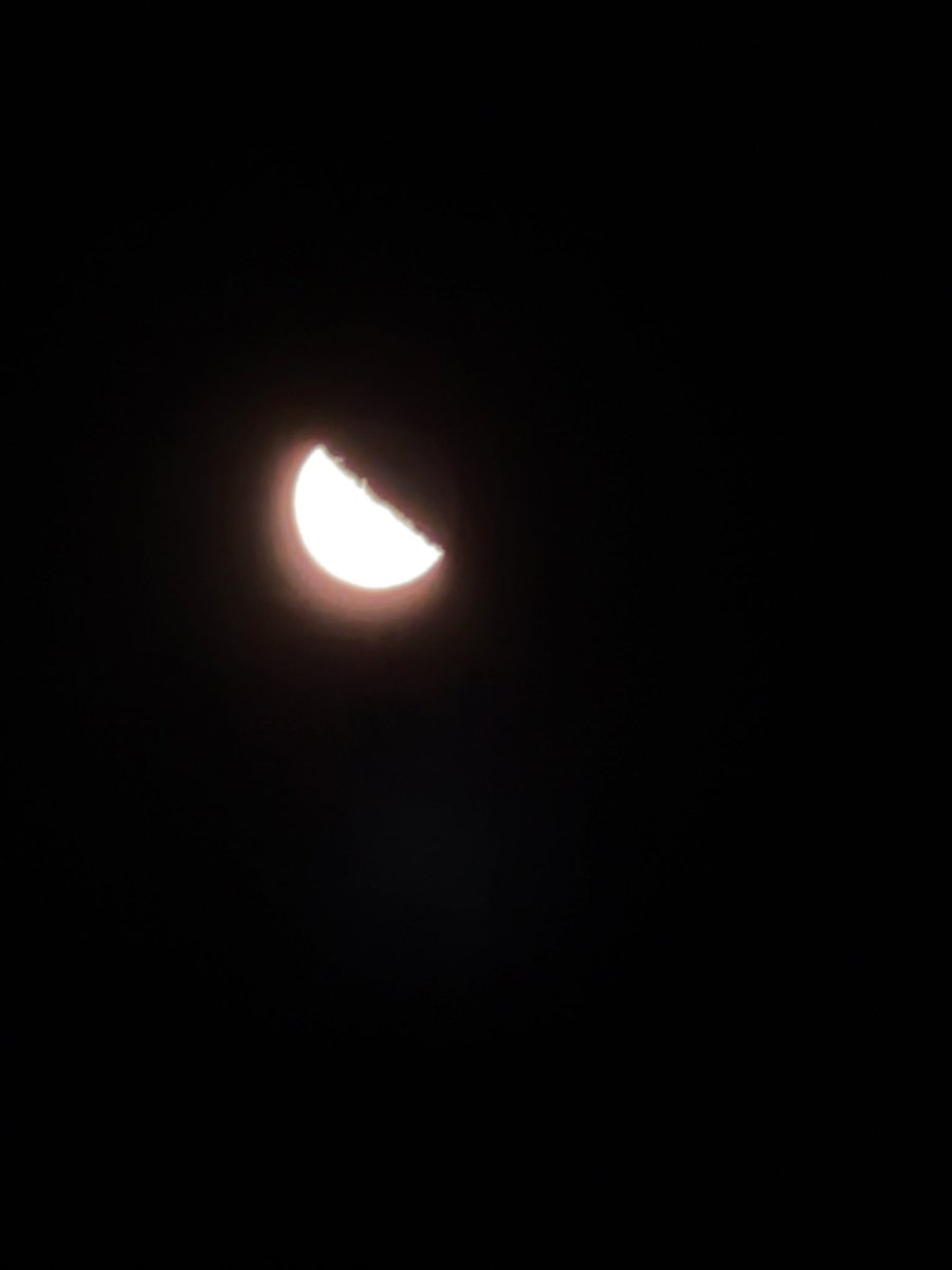 Kyleescanda1's tweet photo. Are we looking the same moon rn? https://t.co/68CWtCBw5z