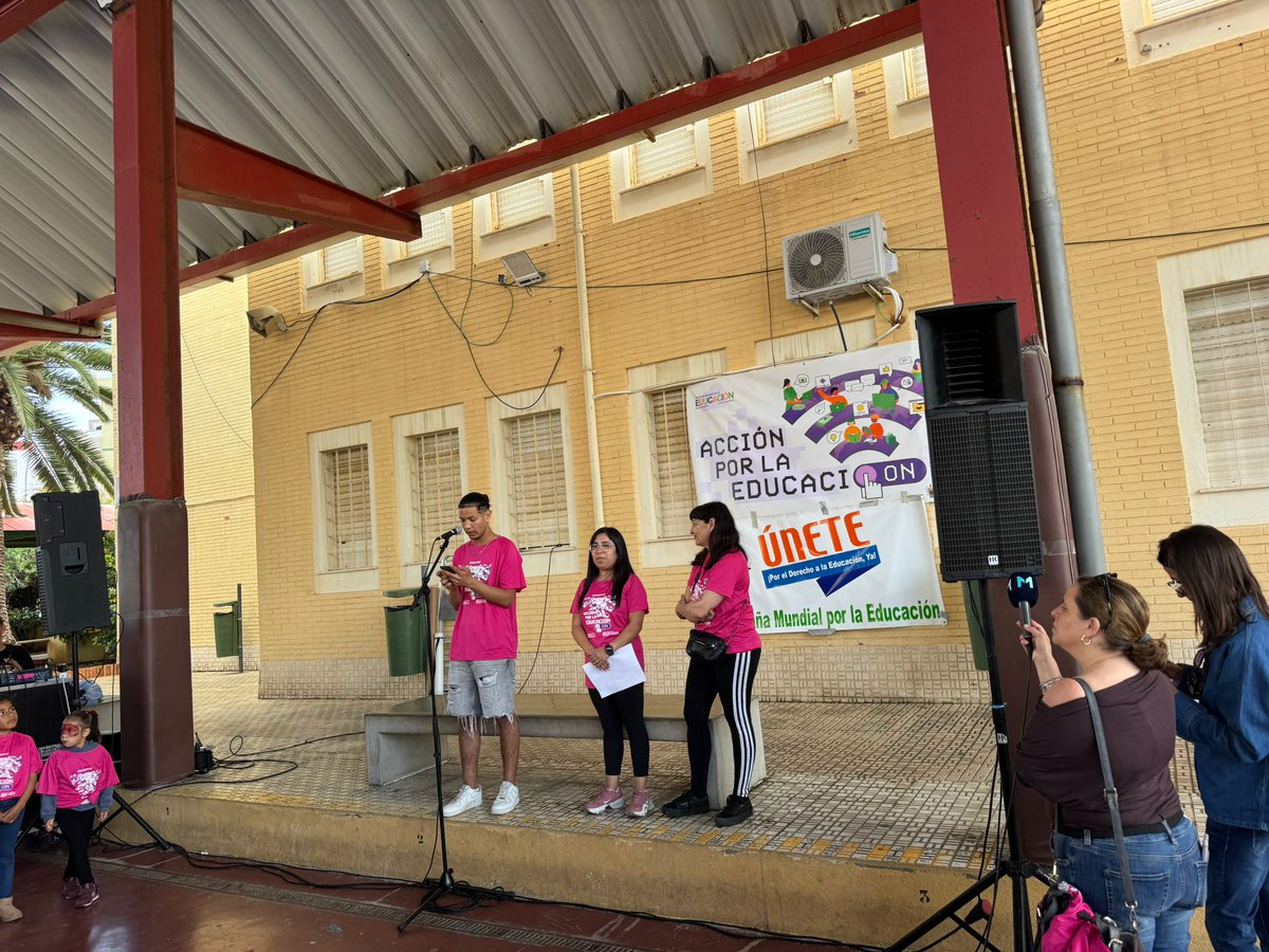 PlenaMelilla's tweet photo. 🍀🎓 Hoy hemos vivido el Día de la Educación en Melilla junto a otras entidades @CME_es @CmeMelilla  educativas y sociales.
🧩 Una jornada de aprendizaje, convivencia y participación,
🍀 💬 Gracias a todas las personas y entidades que lo han hecho posible. https://t.co/PuiCvek4ly