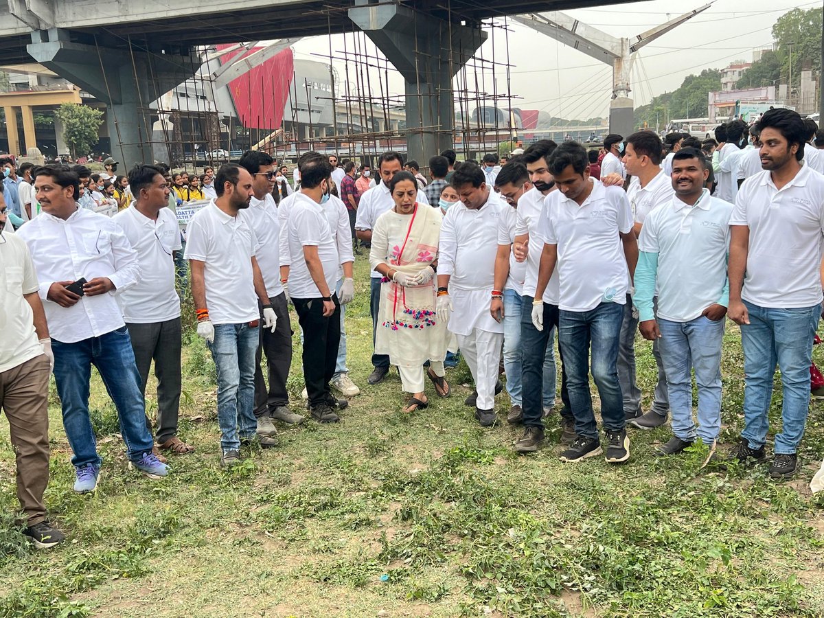 AdvYashomatiINC's tweet photo. व्हाईट टी-शर्ट रिव्होल्यूशन या सामाजिक संस्थेने पुणे येथील मुळा नदीकाठ स्वच्छता मोहीम अभियानाचे आयोजन केले होते.  पर्यावरण संवर्धनासाठी राबविलेल्या या उपक्रमात सहभागी झाले.

"इंडिया फर्स्ट, इंडियन फर्स्ट" हे ब्रिद घेऊन व्हाईट टी-शर्ट रिव्होल्यूशन ही संस्था अत्यंत स्तुत्य उपक्रम राबवित आहे. प्रदूषण मुक्ती आणि पर्यावरण संवर्धनासाठी सर्वांनी एकत्र येत लोक चळवळ उभारणे काळाची गरज आहे.

आज या उपक्रमात काँग्रेसचे युवा नेते, माजी मंत्री, आमदार श्री. सतेज पाटील,  युवक काँग्रेसचे माजी राष्ट्रीय अध्यक्ष श्री . बी. व्ही. श्रीनिवास, पुण्याचे माजी महापौर विद्यमान नगरसेवक श्री. प्रशांत जगताप, प्रदेश युवक काँग्रेसचे माजी अध्यक्ष कुणाल राऊत, संयोजक व ‘व्हाईट टी-शर्ट रिव्होल्यूशन’चे प्रमुख ऋत्विक धनवट आदी उपस्थित होते.
@satejp 
@srinivasiyc 
@prashantjagtapn 
@KunalNitinRaut 
@RutvikDhanwat