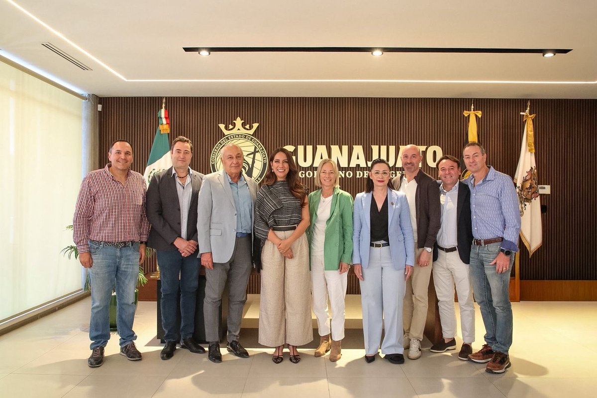 LibiaDennise's tweet photo. En Guanajuato seguimos consolidándonos como un referente internacional en manufactura especializada y cadenas globales de valor de alto nivel.

Sostuvimos una reunión con Fernando Cuadra y con representantes de Proveeduría Mundial México, José Danvila, de Verde Veleno España y Simone Comparini, de Pantera Italia, un encuentro que fortalece la visión de impulsar un ecosistema competitivo, innovador y sostenible para la industria cuero-moda, generando oportunidades para nuestras empresas, talento y proveeduría local.

Además, trabajamos en la construcción de una agenda de colaboración internacional con actores estratégicos de Europa vinculados a este sector, porque creemos en una economía que conecta tradición, innovación y talento guanajuatense con el mundo.