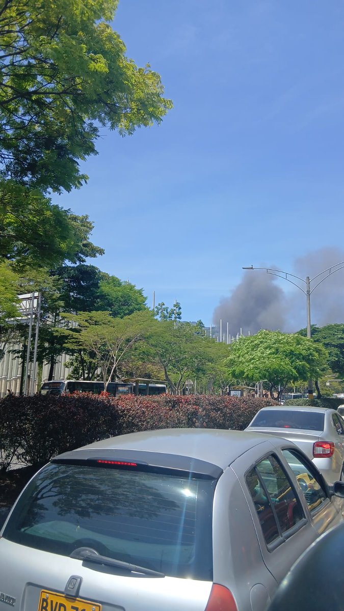 REDSOVAL's tweet photo. Reportan posible incendio en el sector del centro de #Medellín @DAGRDMedellin algún reporte? https://t.co/zr1e8UVkoO