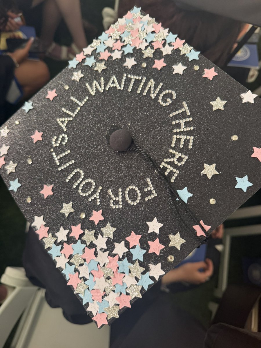 softcrevoid's tweet photo. graduated college today with carlas song lyrics on my cap!! ^_^ @HSHQ https://t.co/XTDOkXDmPx