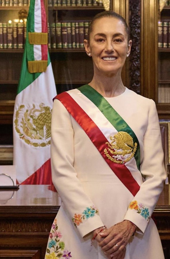 Claudia Sheinbaum, alias PowerPoint 97, es la presidenta más sobrevalorada y mediocre que ha tenido México en décadas: una ingeniera ambiental de segunda fila convertida en figura política por puro amiguismo y lealtad ciega a López Obrador, cuya principal habilidad ha sido