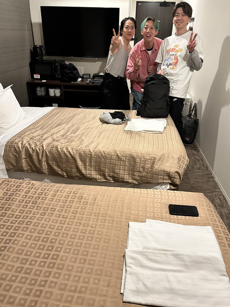 上越ありがとうございました！

無事にホテル到着！

なんで40過ぎたバンドマンが
セミダブル×2の部屋に4人で泊まらなきゃならんねん！