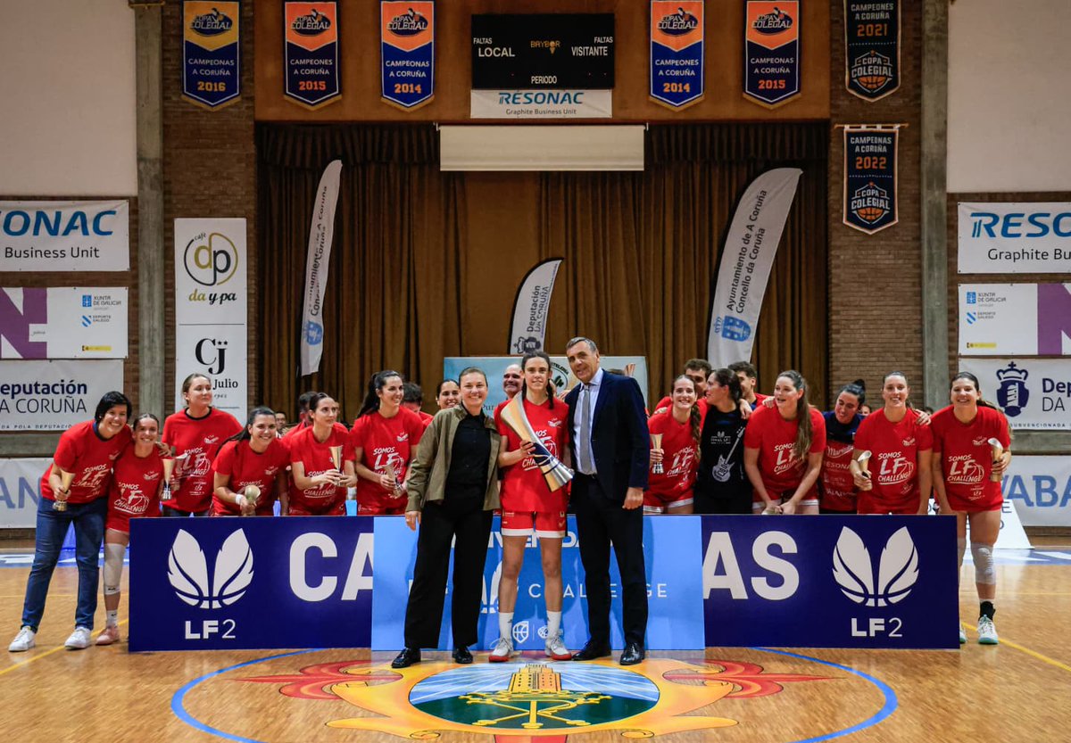 BaloncestoESP's tweet photo. 🏆 #FinalLF2: Estas son las campeonas de la temporada 2025/26 en la Liga Femenina 2
👉 El @MaristasCoruna recibió su título en un pabellón abarrotado en su camino a la #LFChallenge https://t.co/pXBD3IqSmY