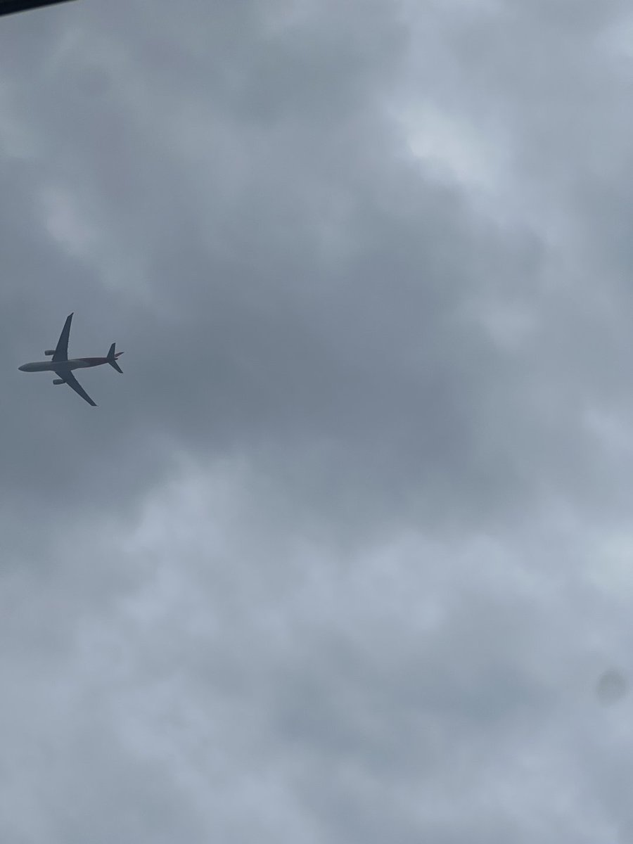 Sscbbmr's tweet photo. 子供の頃、飛行機を見ては、なぜ飛行機が空を飛べるのかをいつも考えていました。 https://t.co/84ucWBGCOV